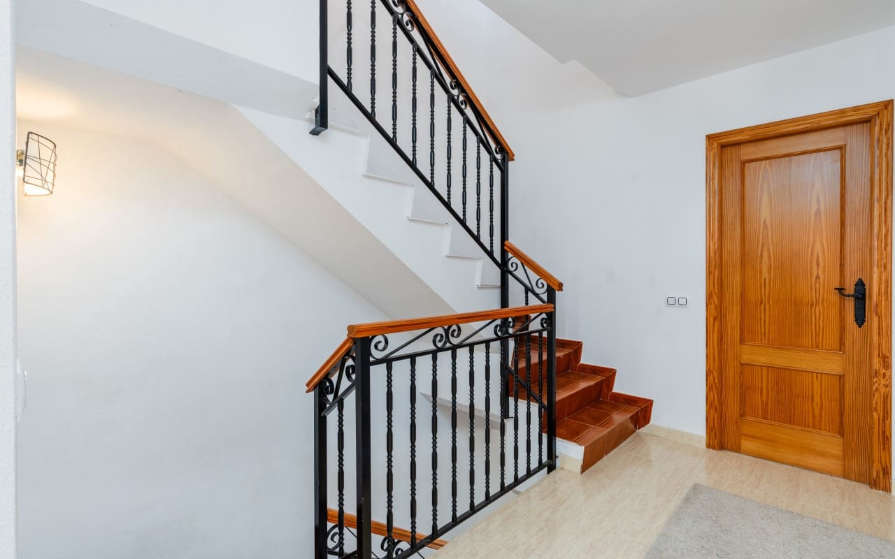 6 soveværelse Byhus til salg i Gran Alacant med swimmingpool - € 349.000 (Ref: 9136176)