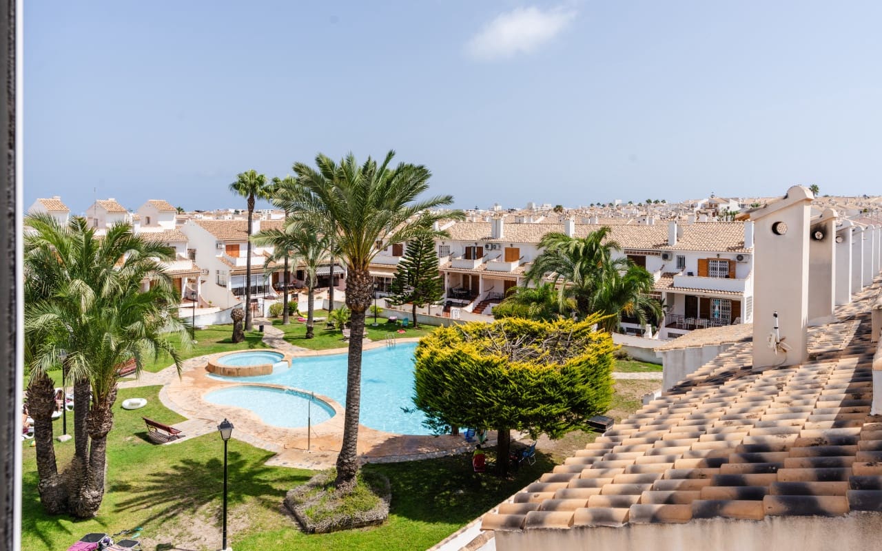 6 soveværelse Byhus til salg i Gran Alacant med swimmingpool - € 349.000 (Ref: 9136176)