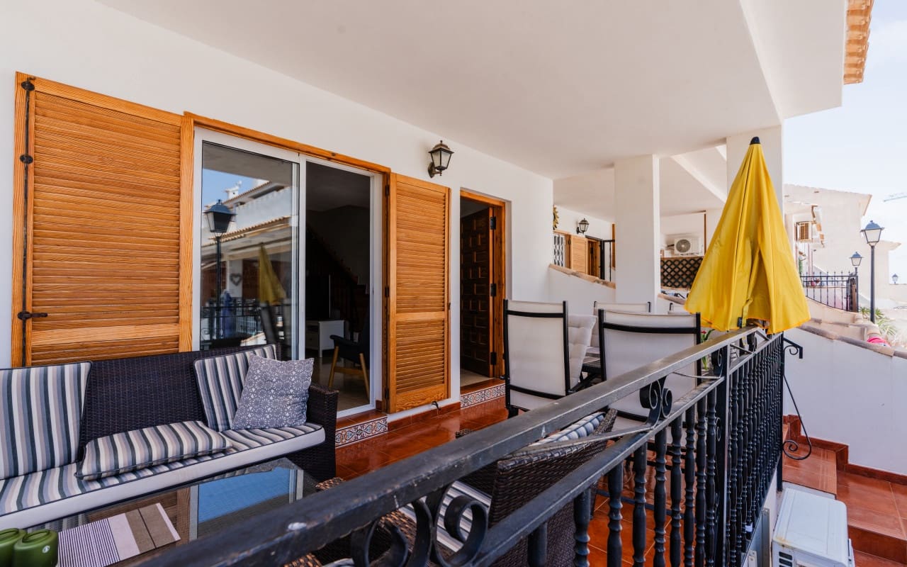 6 soveværelse Byhus til salg i Gran Alacant med swimmingpool - € 349.000 (Ref: 9136176)