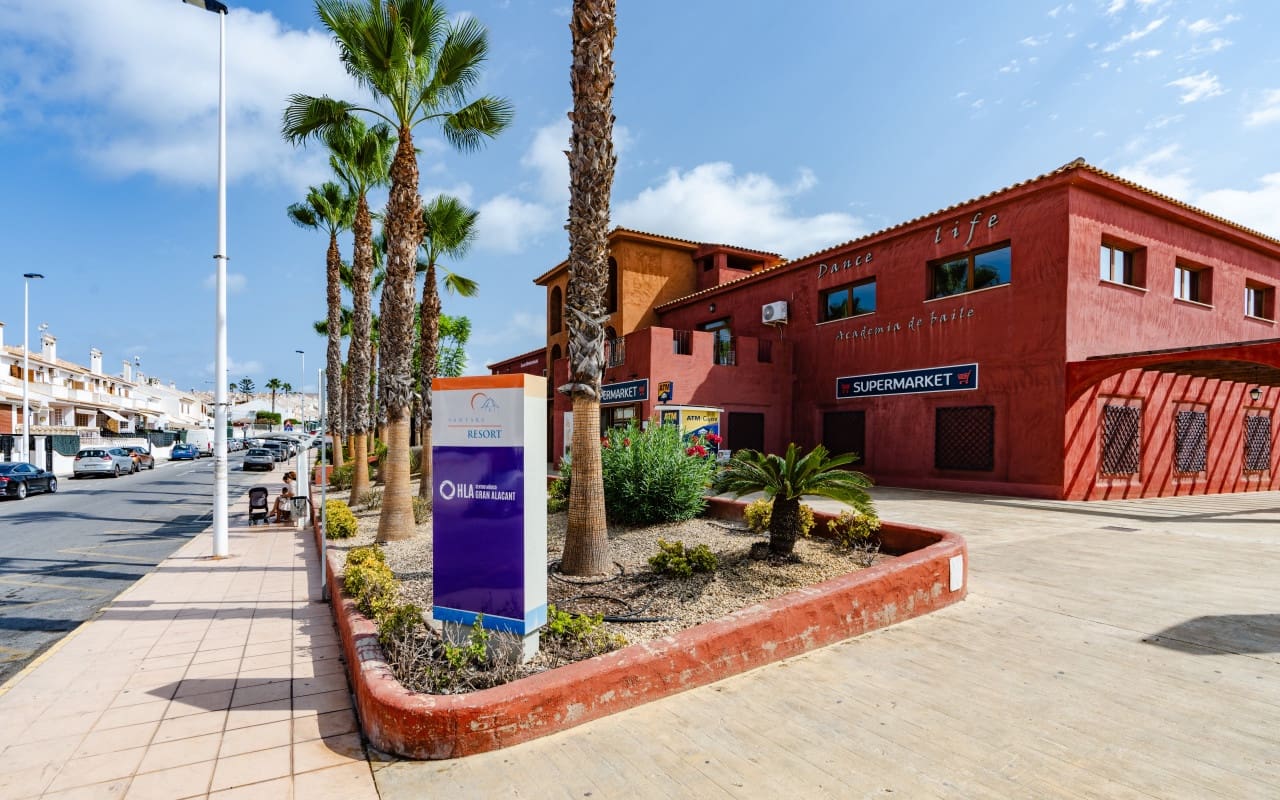 6 soveværelse Byhus til salg i Gran Alacant med swimmingpool - € 349.000 (Ref: 9136176)