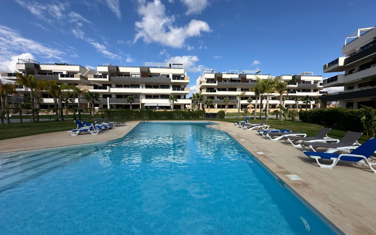 2 soverom Penthouse til salgs i Playa Flamenca med svømmebasseng - € 595 000 (Ref: 9136187)