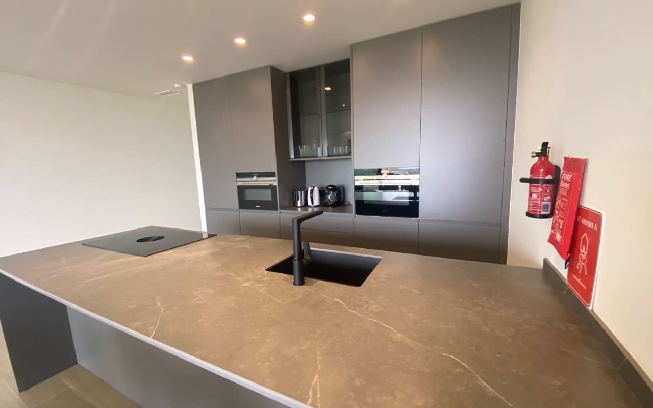 Apartamento de 2 habitaciones en Las Colinas Golf en venta con piscina - 475.000 € (Ref: 9136211)