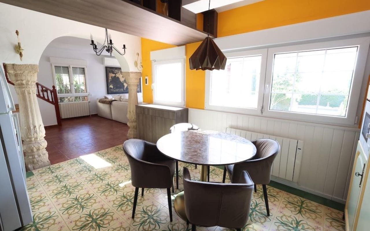 4 bedroom Villa for sale in Villamartin - € 699,000 (Ref: 9148208)