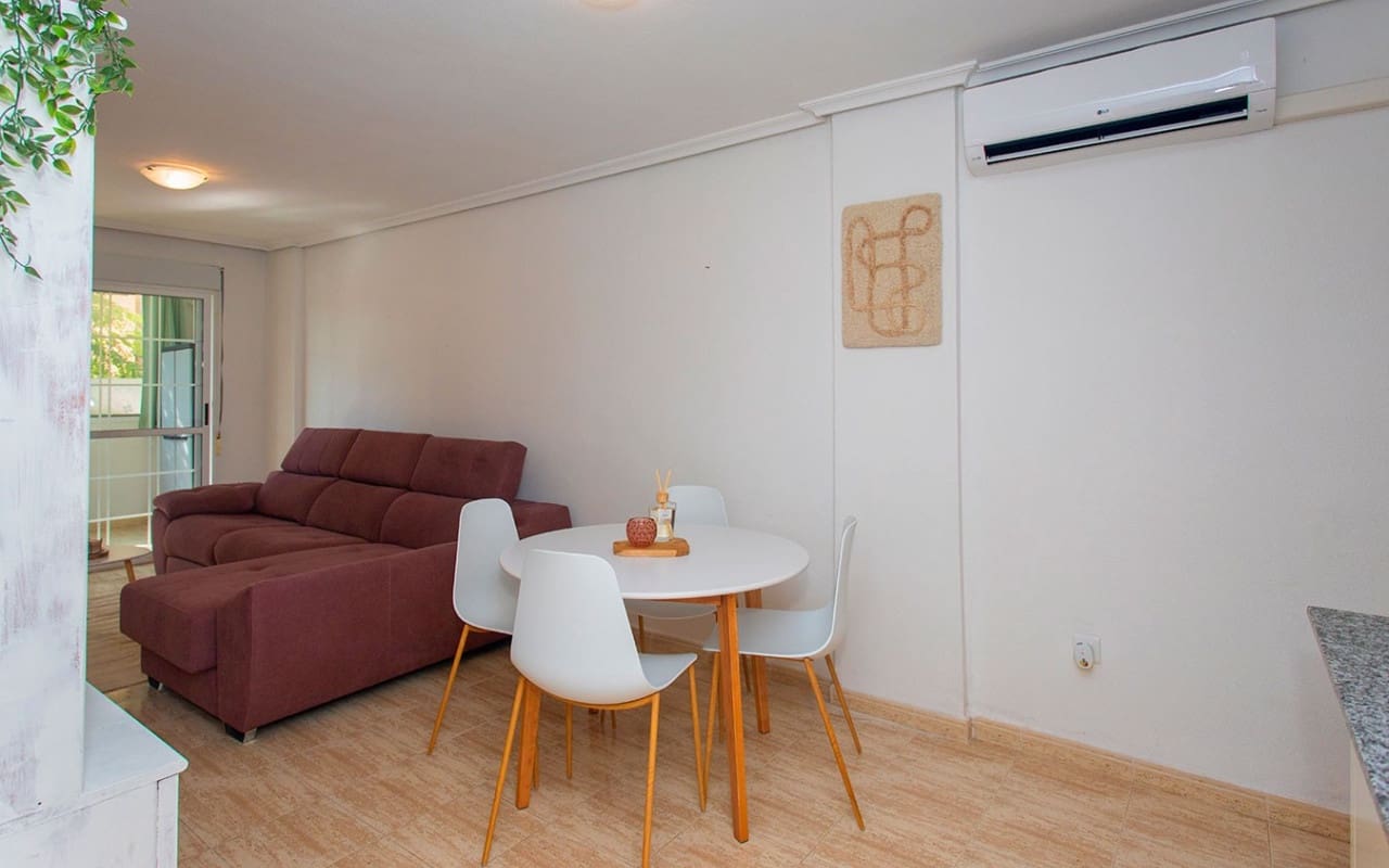 3 soverom Leilighet til leie i Torrevieja med svømmebasseng - € 800 (Ref: 9175683)