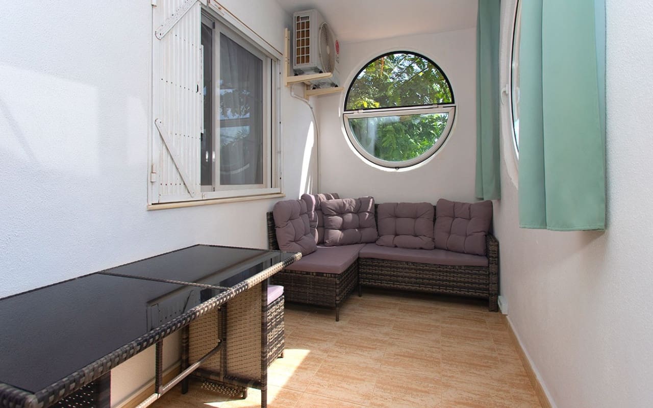 3 soverom Leilighet til leie i Torrevieja med svømmebasseng - € 800 (Ref: 9175683)