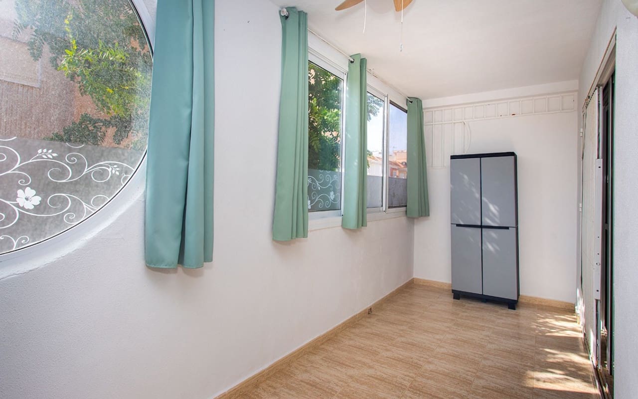 3 soverom Leilighet til leie i Torrevieja med svømmebasseng - € 800 (Ref: 9175683)