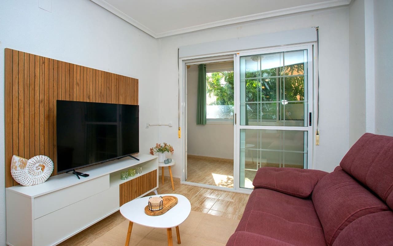 3 soverom Leilighet til leie i Torrevieja med svømmebasseng - € 800 (Ref: 9175683)