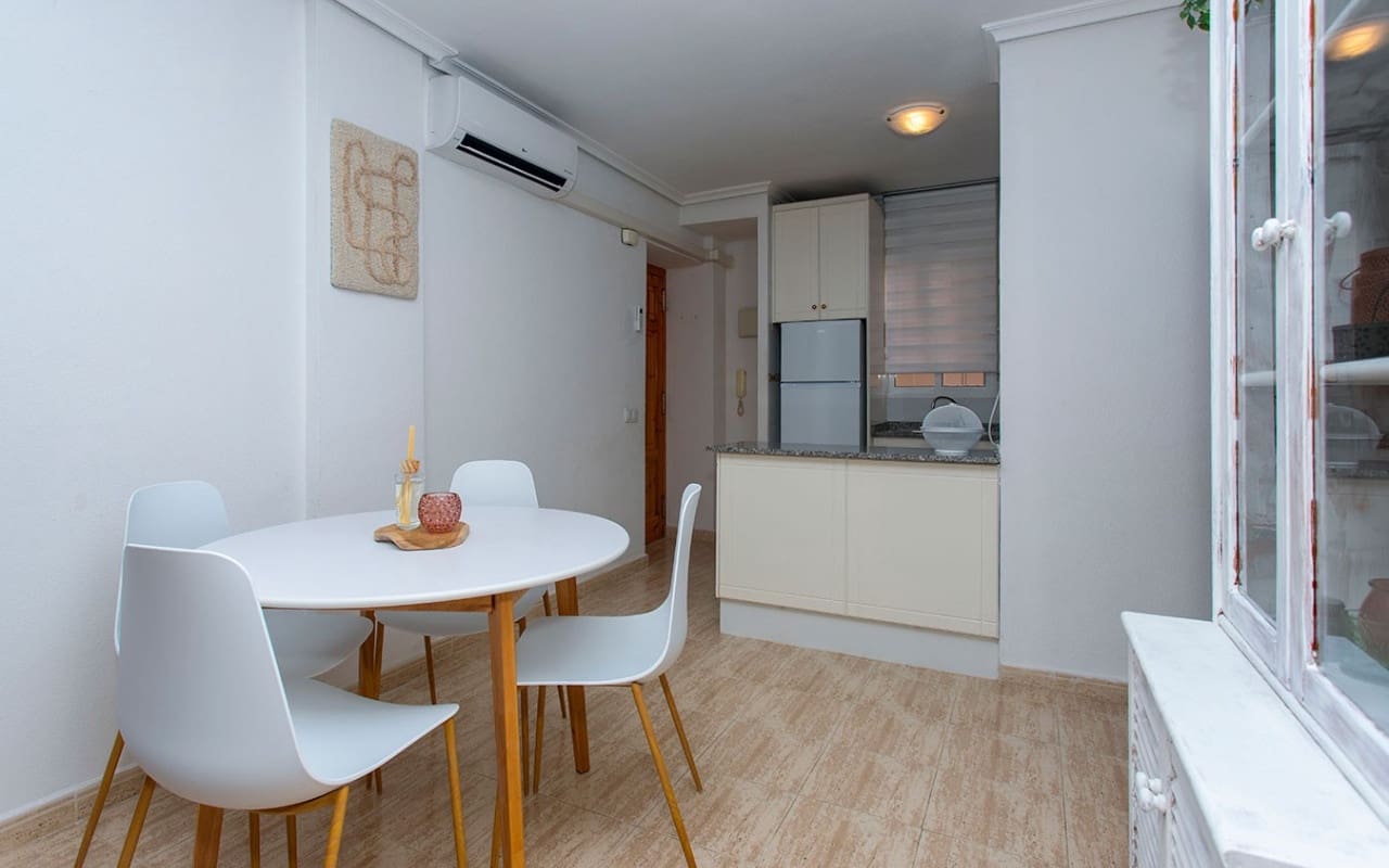 3 soverom Leilighet til leie i Torrevieja med svømmebasseng - € 800 (Ref: 9175683)