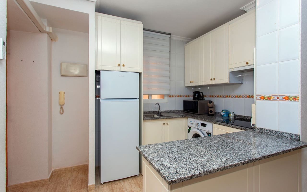 3 soverom Leilighet til leie i Torrevieja med svømmebasseng - € 800 (Ref: 9175683)