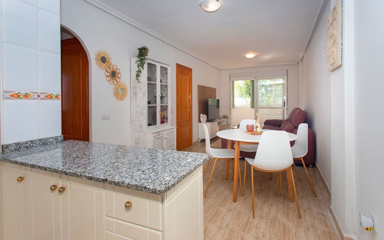 3 soverom Leilighet til leie i Torrevieja med svømmebasseng - € 800 (Ref: 9175683)