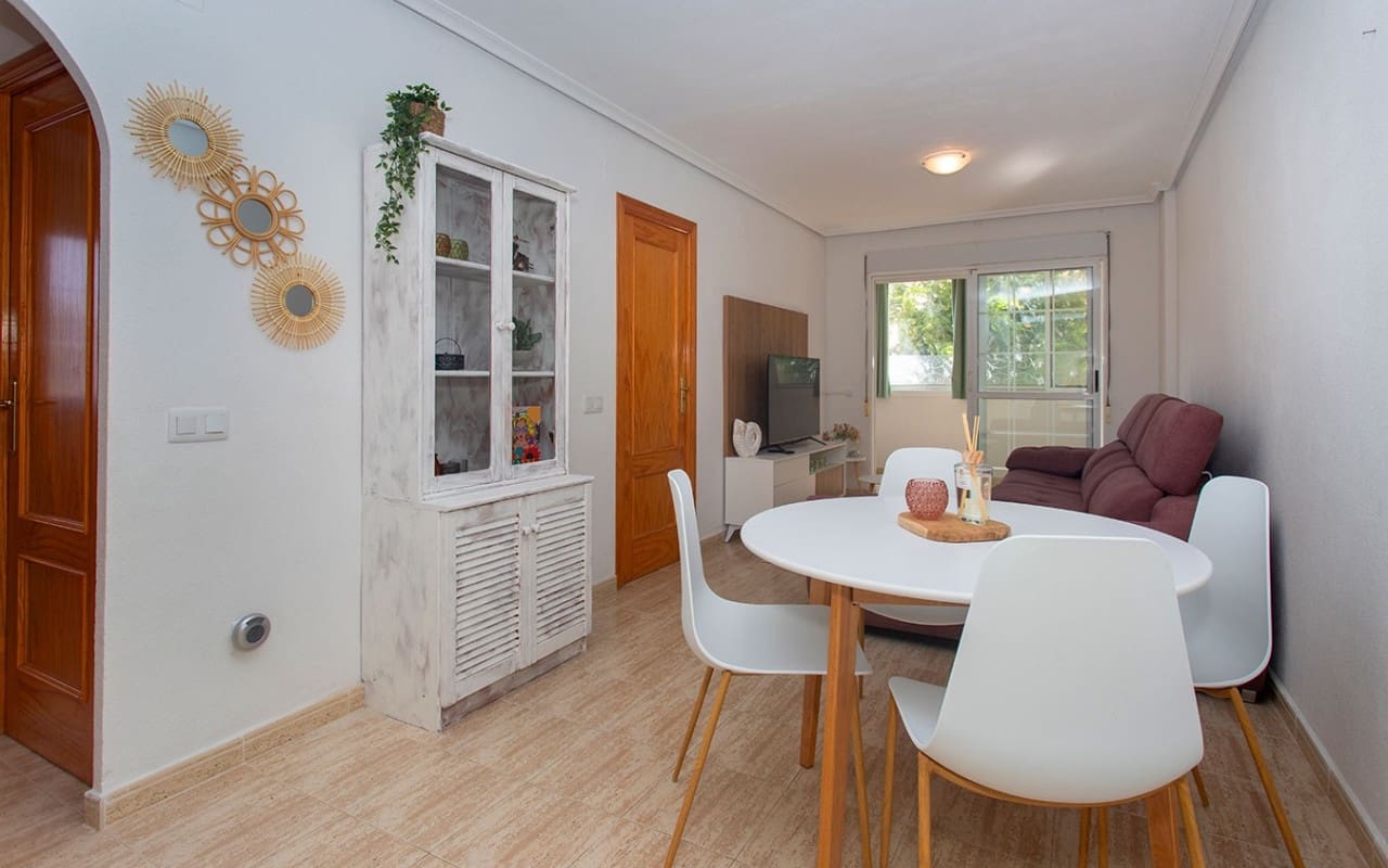 3 soverom Leilighet til leie i Torrevieja med svømmebasseng - € 800 (Ref: 9175683)