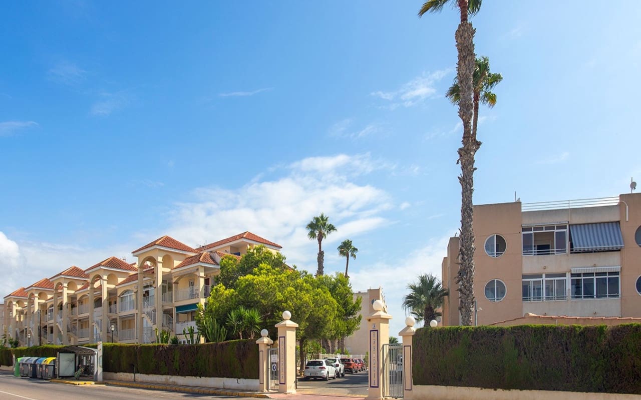 3 soverom Leilighet til leie i Torrevieja med svømmebasseng - € 800 (Ref: 9175683)