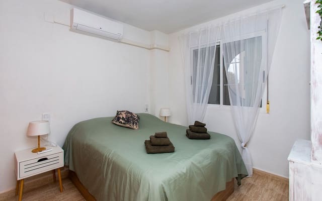 3 soverom Leilighet til leie i El Chaparral, Torrevieja med svømmebasseng - € 800 (Ref: 9175683)