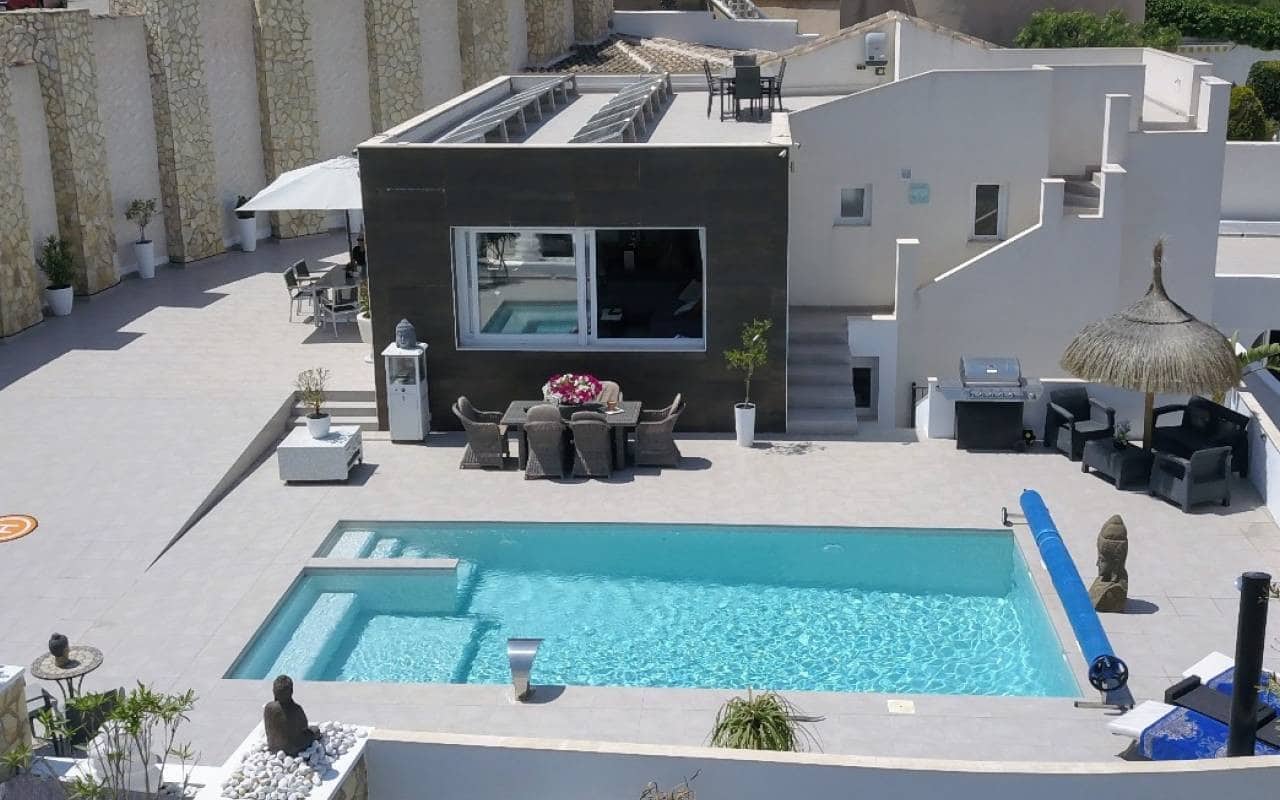 6 makuuhuone Huvila myytävänä paikassa Ciudad Quesada mukana uima-altaan - 685 000 € (Ref: 9185996)