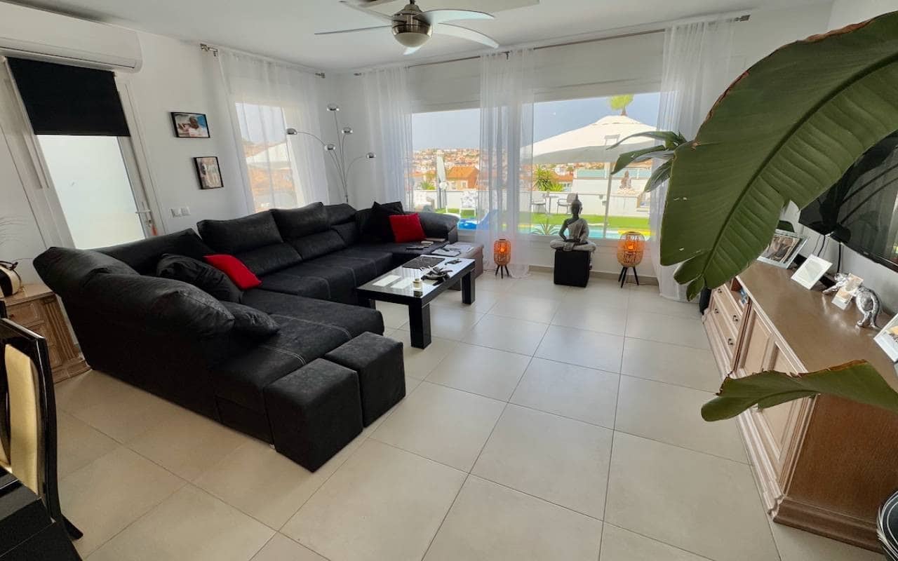 6 makuuhuone Huvila myytävänä paikassa Ciudad Quesada mukana uima-altaan - 685 000 € (Ref: 9185996)