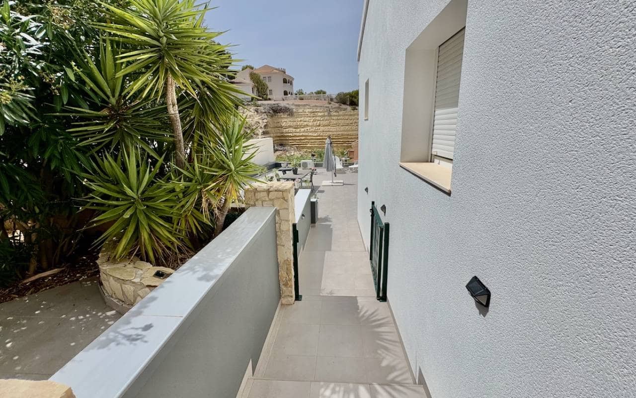 6 makuuhuone Huvila myytävänä paikassa Ciudad Quesada mukana uima-altaan - 685 000 € (Ref: 9185996)