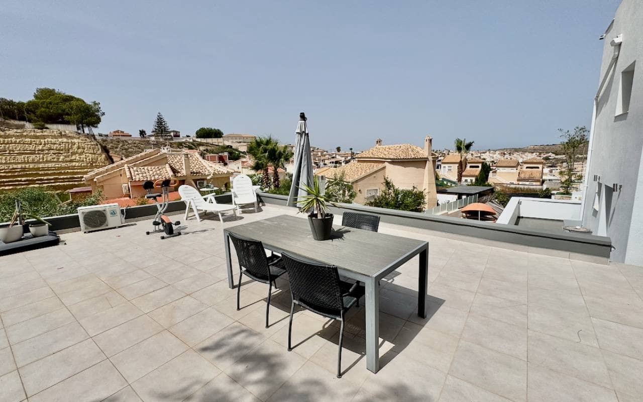 6 makuuhuone Huvila myytävänä paikassa Ciudad Quesada mukana uima-altaan - 685 000 € (Ref: 9185996)