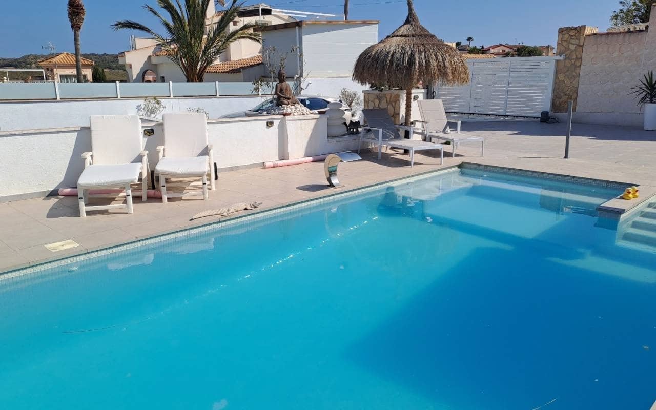 6 makuuhuone Huvila myytävänä paikassa Ciudad Quesada mukana uima-altaan - 685 000 € (Ref: 9185996)