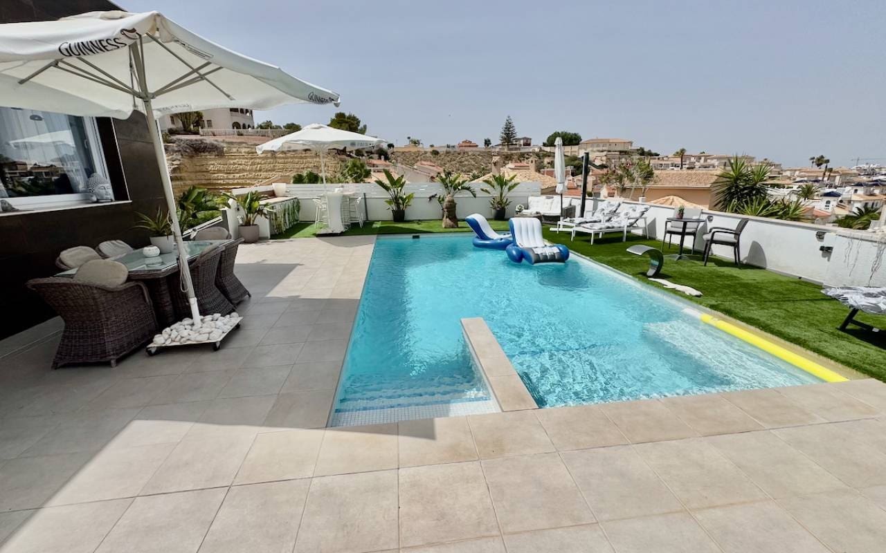 6 makuuhuone Huvila myytävänä paikassa Ciudad Quesada mukana uima-altaan - 685 000 € (Ref: 9185996)