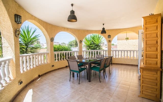 Chalet de 3 habitaciones en La Siesta, Torrevieja en venta con piscina - 535.000 € (Ref: 9185999)