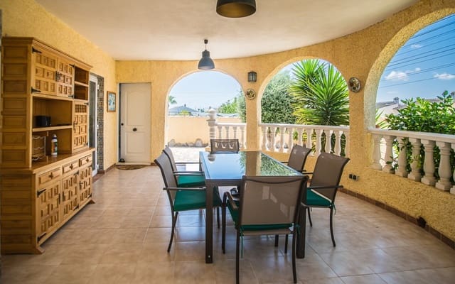 Chalet de 3 habitaciones en La Siesta, Torrevieja en venta con piscina - 535.000 € (Ref: 9185999)