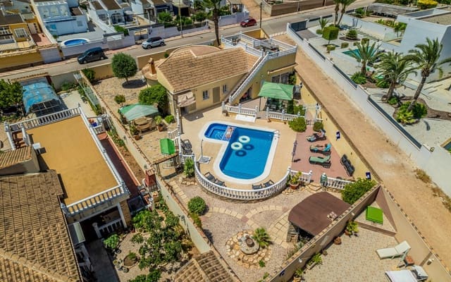 Chalet de 3 habitaciones en La Siesta, Torrevieja en venta con piscina - 535.000 € (Ref: 9185999)