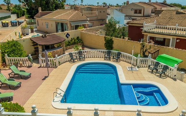 Chalet de 3 habitaciones en La Siesta, Torrevieja en venta con piscina - 535.000 € (Ref: 9185999)