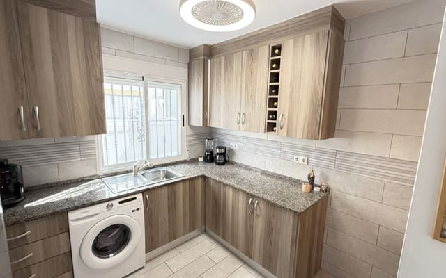 2 soveværelse Byhus til salg i La Zenia, Orihuela med swimmingpool - € 349.900 (Ref: 9191605)