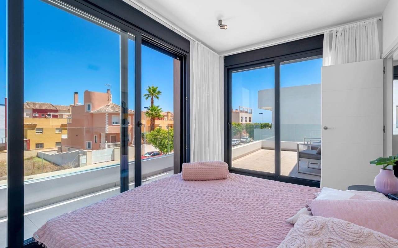 4 soveværelse Villa til salg i Guardamar del Segura med swimmingpool - € 1.390.000 (Ref: 9191747)