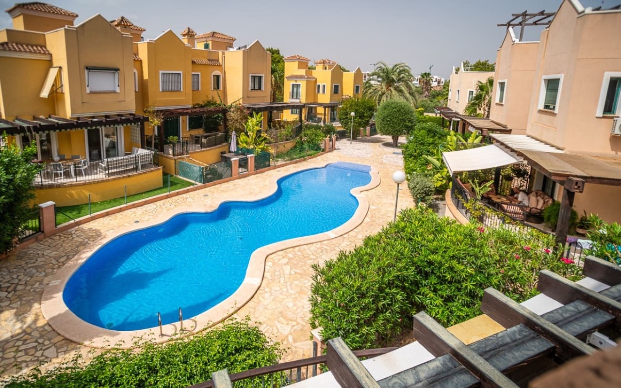 3 soveværelse Semi-Rækkehus til salg i Los Balcones med swimmingpool - € 285.000 (Ref: 9199931)