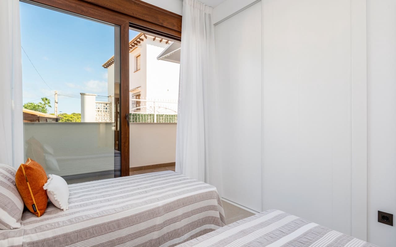 2 slaapkamer Huis te koop in Torrevieja met zwembad - € 285.000 (Ref: 9273103)