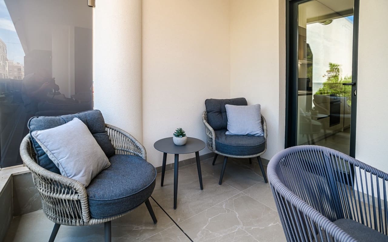 Apartamento de 2 habitaciones en Torrevieja en venta con piscina - 279.000 € (Ref: 9292323)