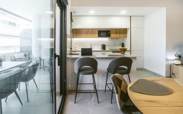 Apartamento de 2 habitaciones en Las Piscinas Naturales, Torrevieja en venta con piscina - 279.000 € (Ref: 9292323)