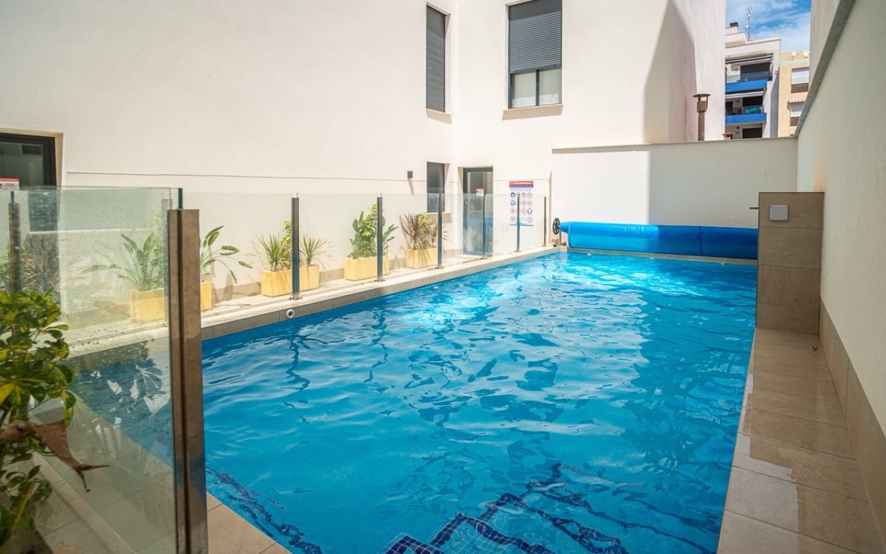 Apartamento de 2 habitaciones en Torrevieja en venta con piscina - 279.000 € (Ref: 9292323)