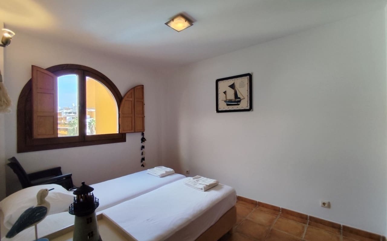2 slaapkamer Penthouse te koop in Punta Prima met zwembad - € 299.900 (Ref: 9304685)