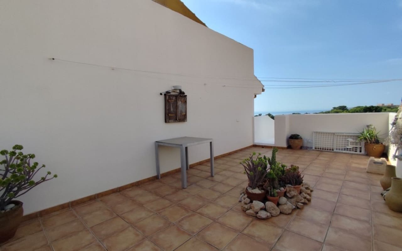 2 slaapkamer Penthouse te koop in Punta Prima met zwembad - € 299.900 (Ref: 9304685)