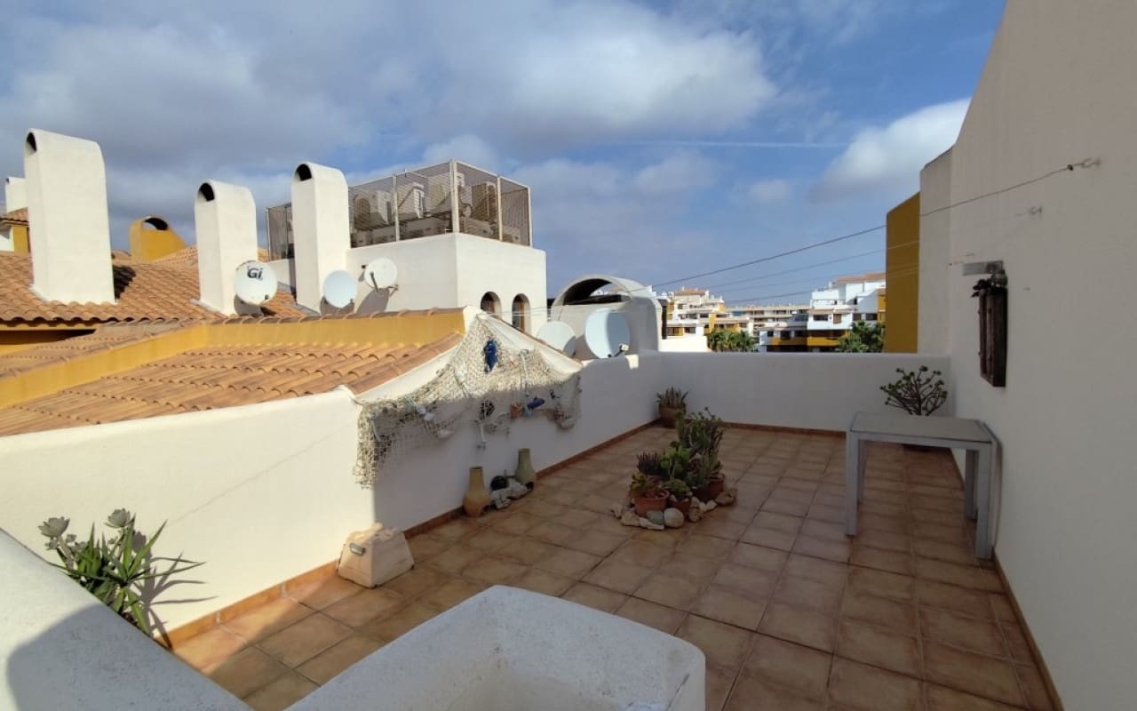 2 slaapkamer Penthouse te koop in Punta Prima met zwembad - € 299.900 (Ref: 9304685)