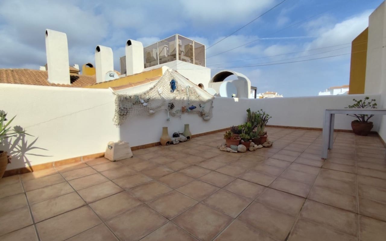 2 slaapkamer Penthouse te koop in Punta Prima met zwembad - € 299.900 (Ref: 9304685)