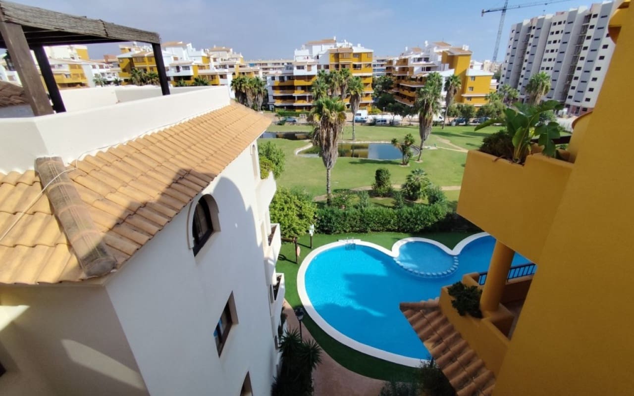 2 slaapkamer Penthouse te koop in Punta Prima met zwembad - € 299.900 (Ref: 9304685)