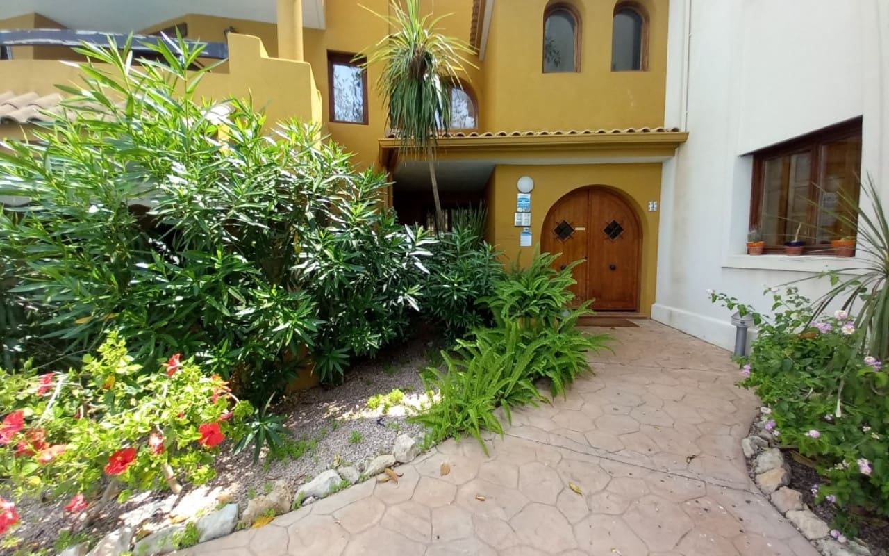 2 slaapkamer Penthouse te koop in Punta Prima met zwembad - € 299.900 (Ref: 9304685)