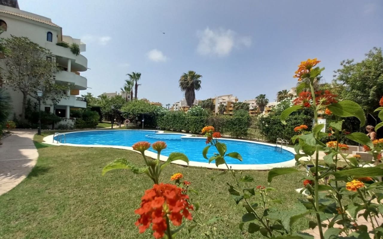 2 slaapkamer Penthouse te koop in Punta Prima met zwembad - € 299.900 (Ref: 9304685)