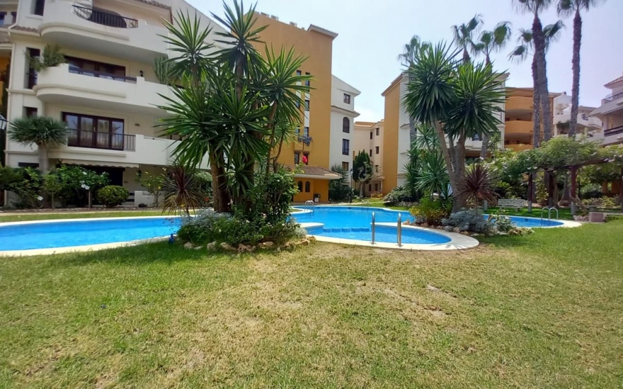 2 slaapkamer Penthouse te koop in Punta Prima met zwembad - € 299.900 (Ref: 9304685)