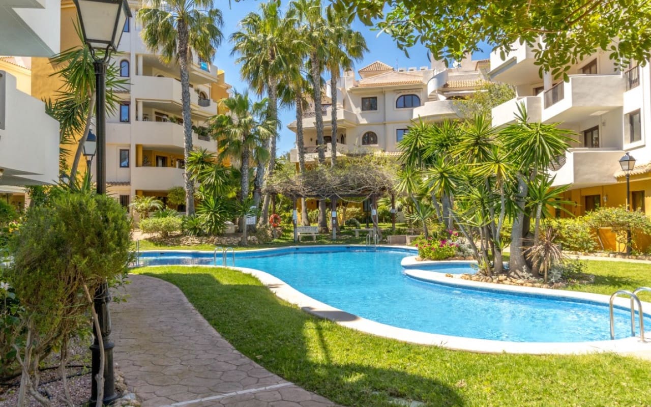 2 slaapkamer Penthouse te koop in Punta Prima met zwembad - € 299.900 (Ref: 9304685)