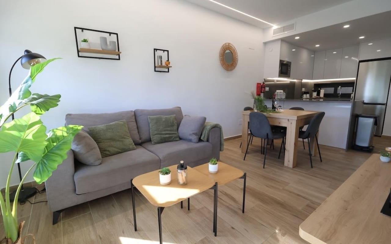 Apartamento de 2 habitaciones en Villamartin en venta - 270.000 € (Ref: 9331302)