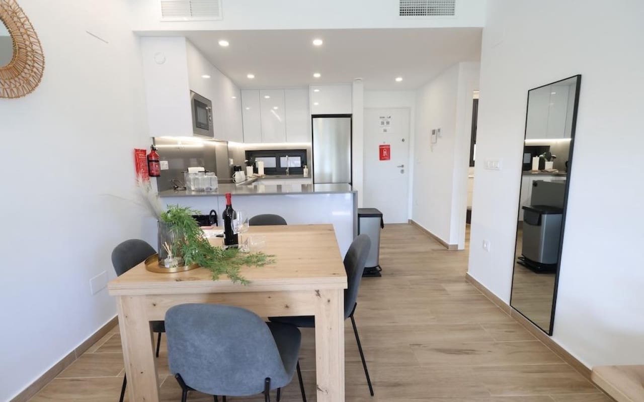 Apartamento de 2 habitaciones en Villamartin en venta - 270.000 € (Ref: 9331302)