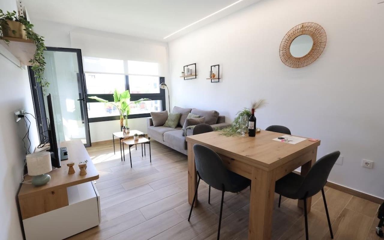 Apartamento de 2 habitaciones en Villamartin en venta - 270.000 € (Ref: 9331302)