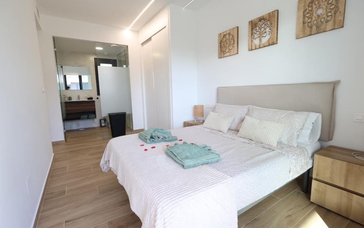 Apartamento de 2 habitaciones en Villamartin en venta - 270.000 € (Ref: 9331302)
