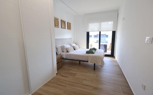 Apartamento de 2 habitaciones en Villamartin, Orihuela en venta - 270.000 € (Ref: 9331302)