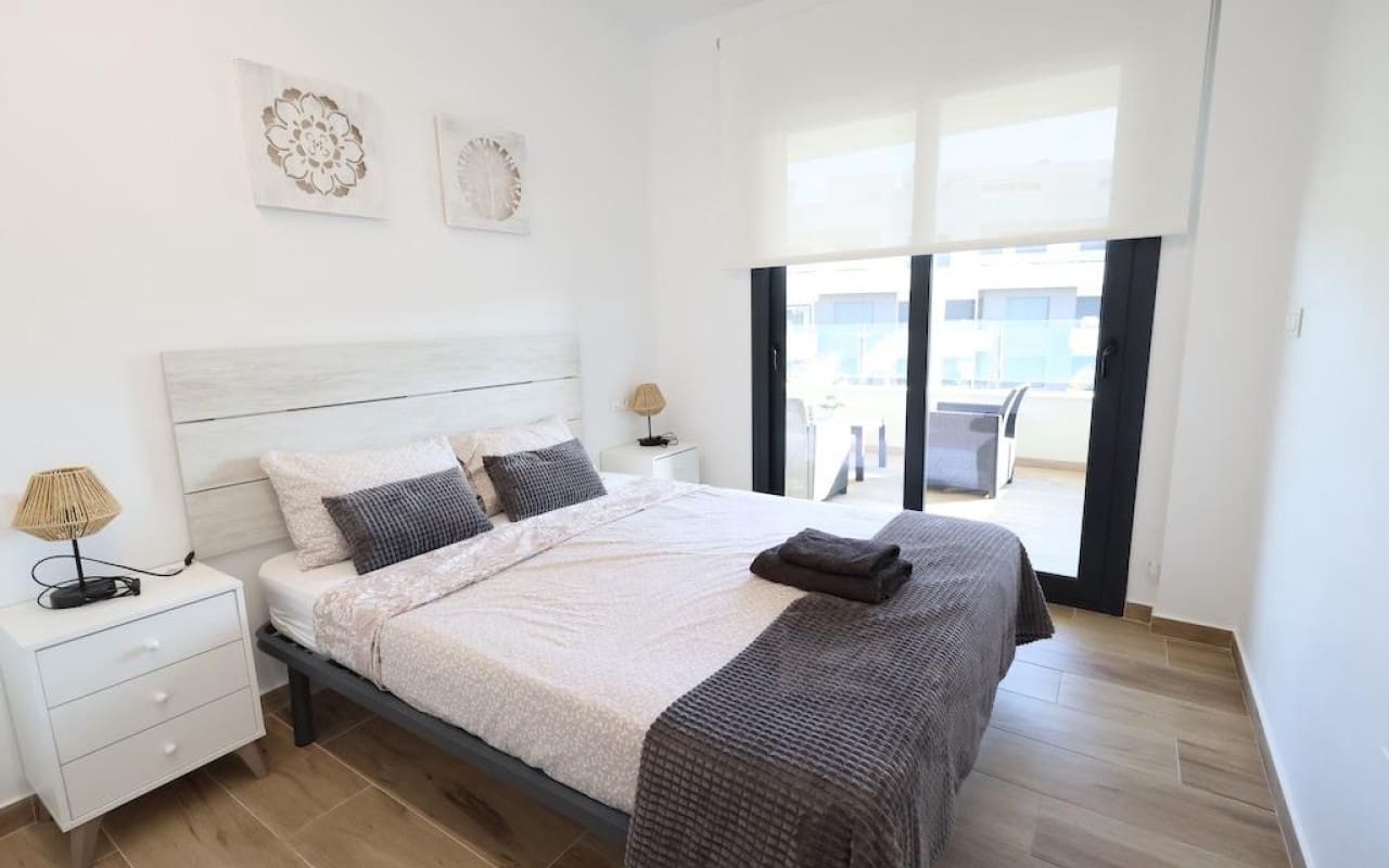Apartamento de 2 habitaciones en Villamartin en venta - 270.000 € (Ref: 9331302)