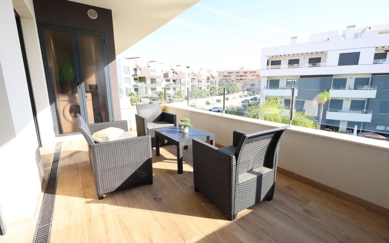 Apartamento de 2 habitaciones en Villamartin en venta - 270.000 € (Ref: 9331302)